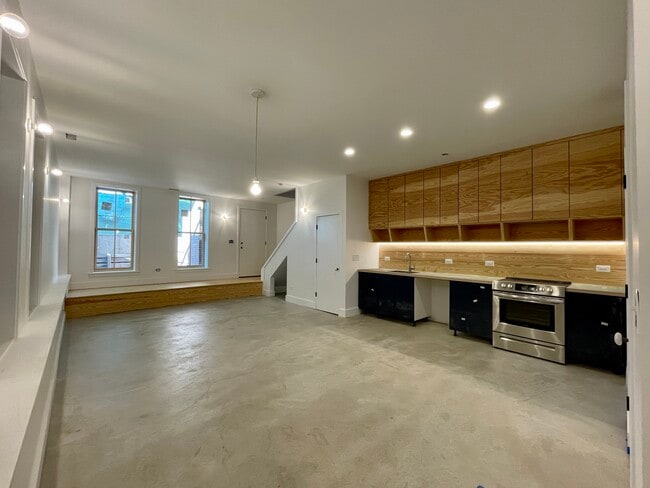 Building Photo - 1626 W 21st Pl