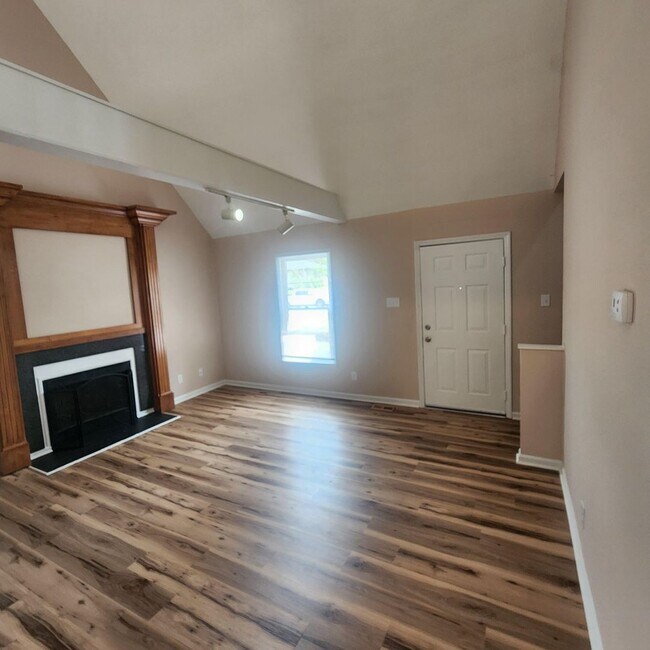 Foto del edificio - Beautifully Updated 2BR Durham Home with Loft & Deck
