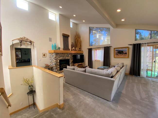 Foto del edificio - Gorgeous furnished 3 Bedroom w Garage in G...