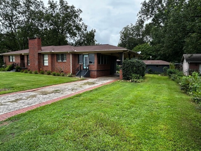 Building Photo - Spacious Home In Oxford
