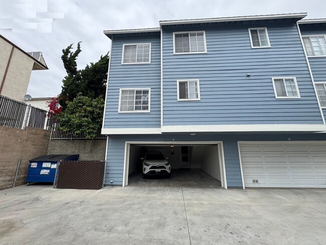 Foto del edificio - Gated Community - Updated Harbor City Townhome - 3 bed / 2.5 bath