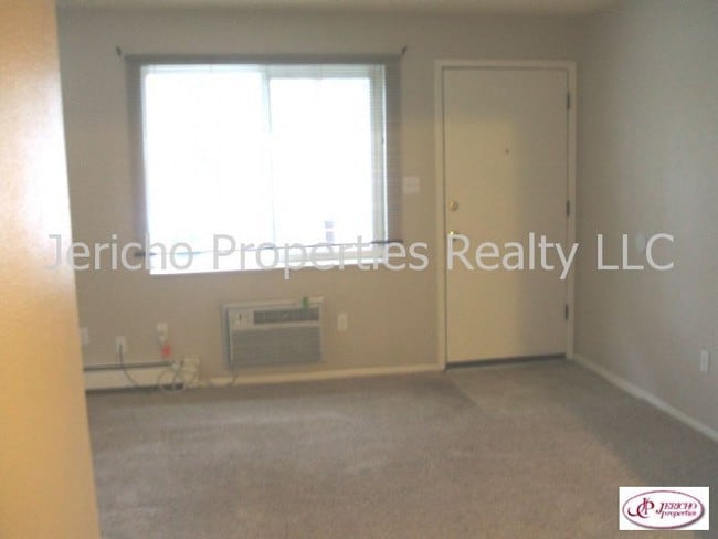 Building Photo - 1305 Estes St