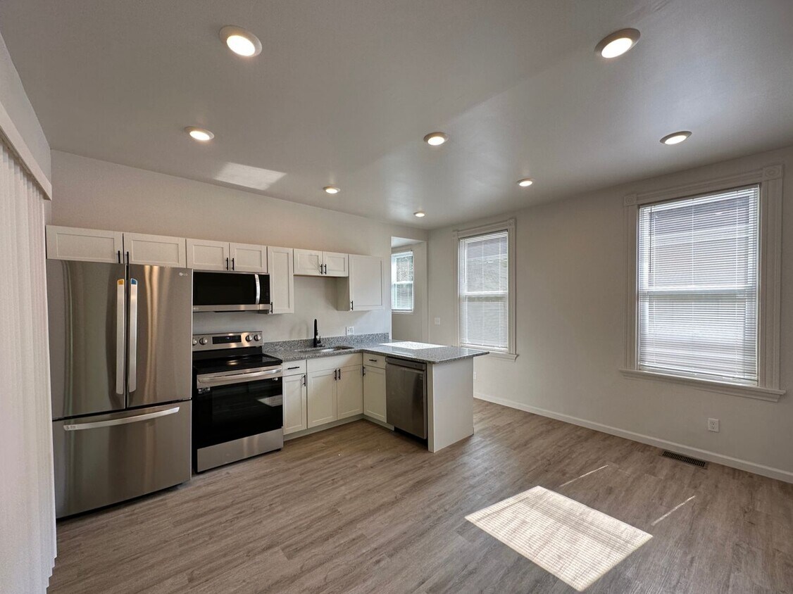 Foto principal - PRE LEASE FOR AUGUST 2025 Newly Renovated ...