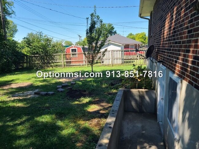 Building Photo - Available NOW in Harrisonville!!