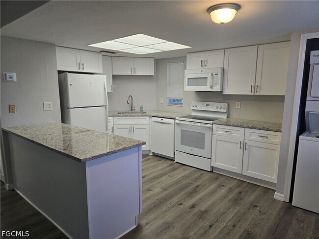 Building Photo - 5019 SW 16th Pl