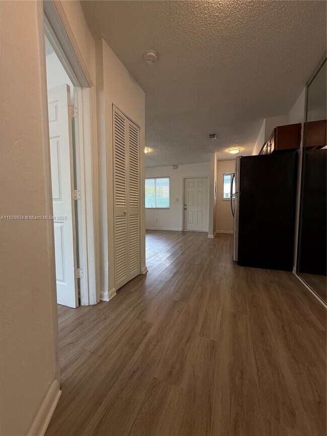 Foto del edificio - 5515 NW 6th Pl