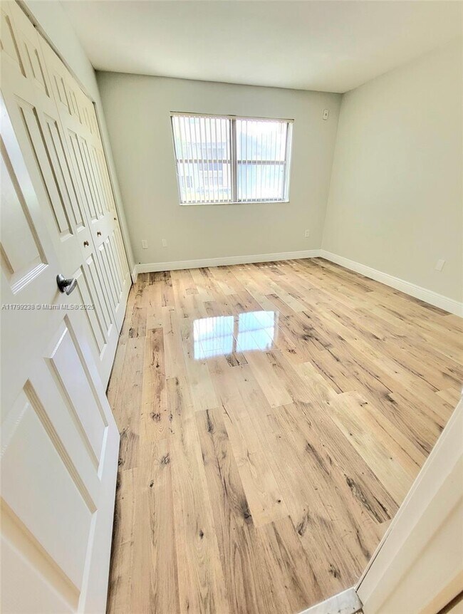 Foto del edificio - 7130 NW 179th St