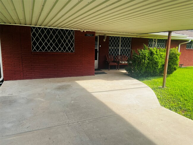 Foto del edificio - 13421 Utica St