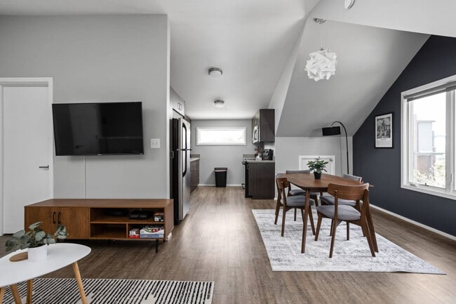 Building Photo - 1125 E 10th St