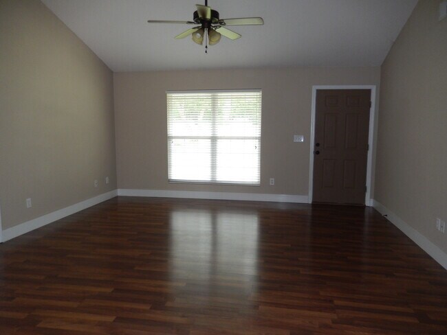 Amplia sala de estar con techos abovedados. - 2065 Pinemount Blvd