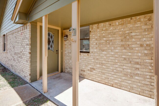 Foto del edificio - JUNE SUBLEASE!!!!  Adorable 3 Bedroom 2 Bathroom Home with Yard and 2 Car Garage!