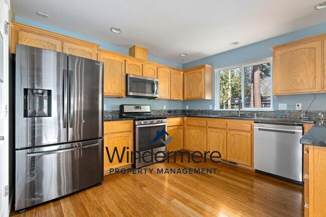 Building Photo - Beautiful 4 bedroom 2.5 bathroom home on large lot