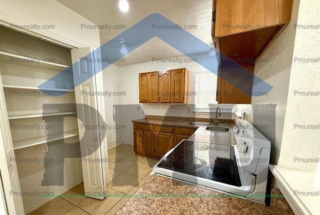 Foto del edificio - AVAILABLE NOW!!!  3-bedroom 2 bath half du...