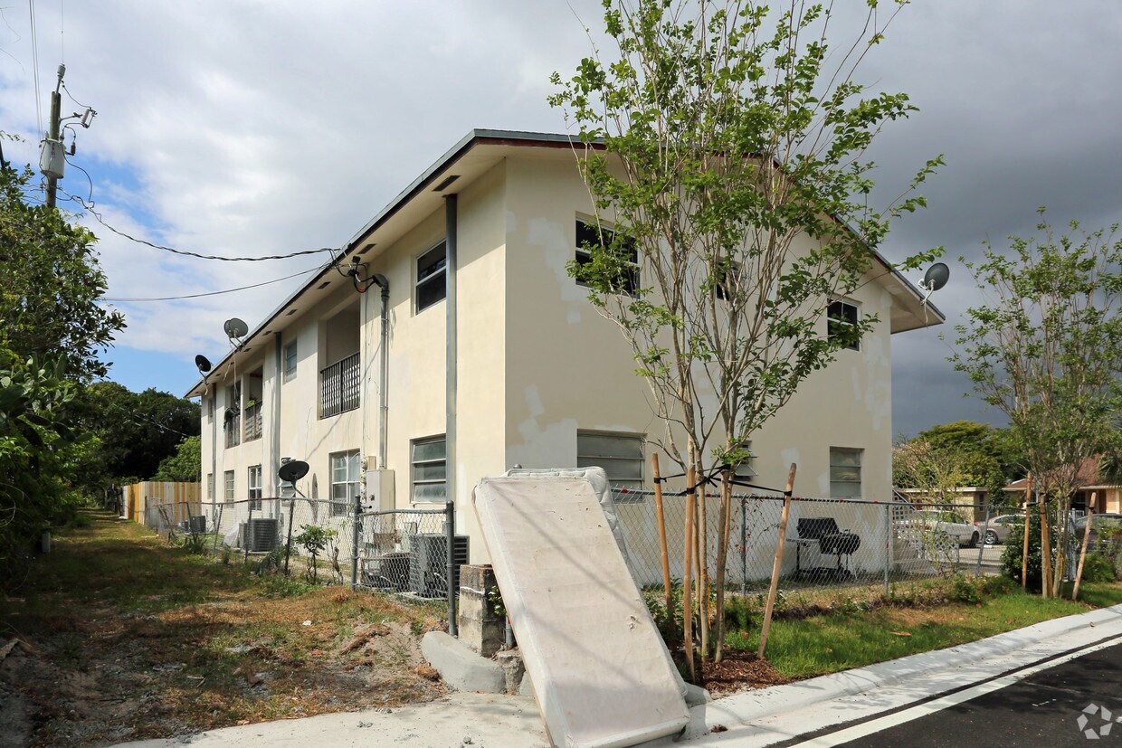Building Photo - 700 S A St