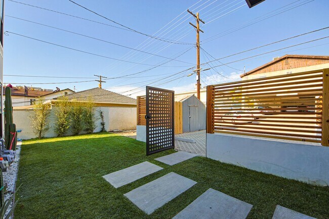 Foto del edificio - Luxury Living with Massive Private Yard in Downtown Burbank!