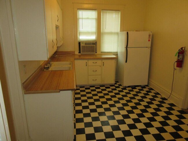 Foto del edificio - 3 Bedroom 1 Bathroom Duplex