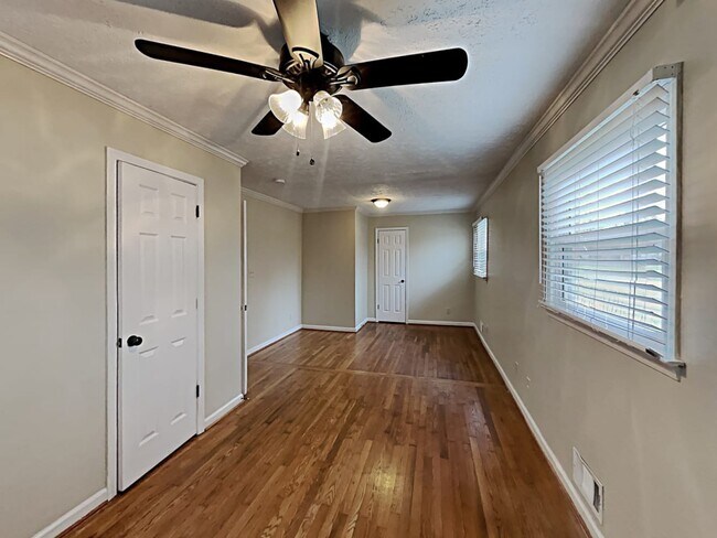 Building Photo - 5761 Lisa Ln