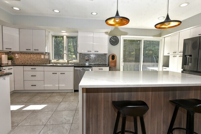 Center Island - 451 Golf Course Dr