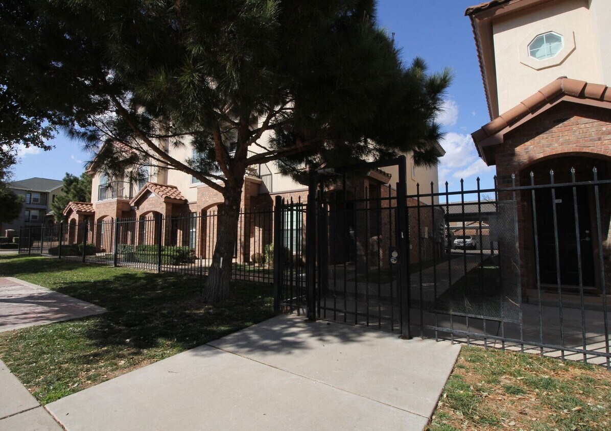 Foto principal - Condo WALKING DISTANCE TO TECH! Pre-leasin...