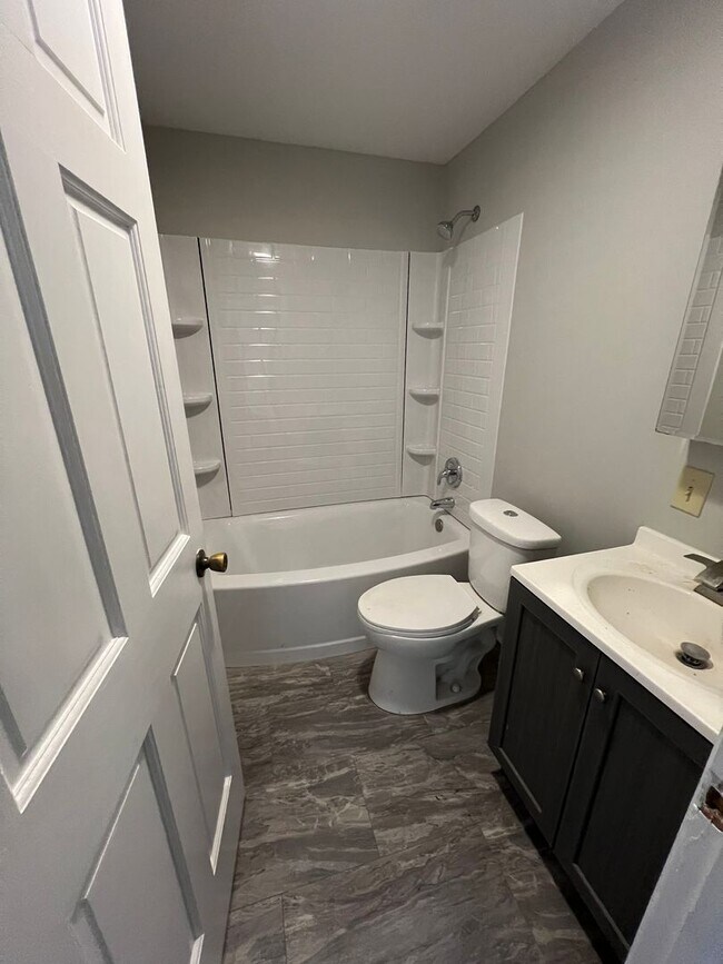 Building Photo - 2 BED 1 BATH HOUSE