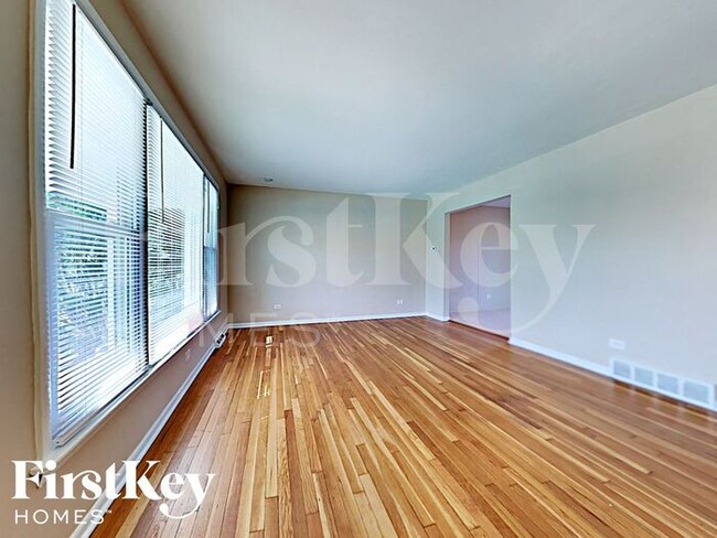 Building Photo - 17007 Pine Ct