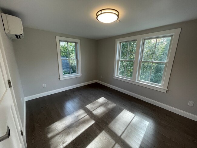 Building Photo - 41 Bank St