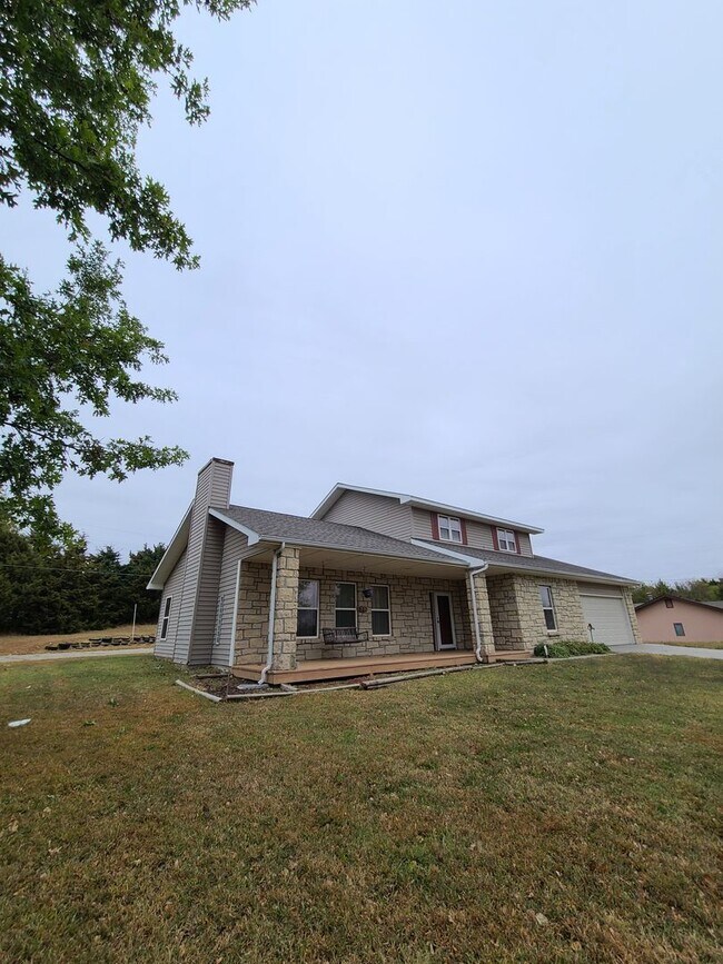 Building Photo - 4 BD House on large lot with 4+ car garage...