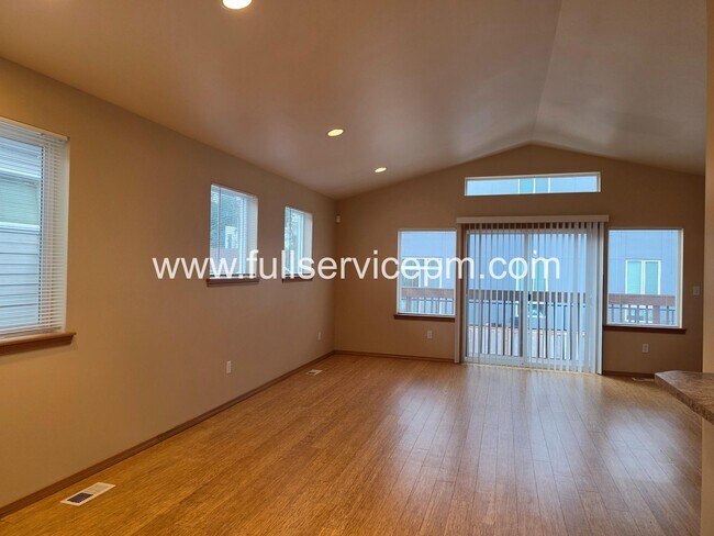 Foto del edificio - Private Drive Townhome Near Stone Ave N | 3 Bed, 2 Bath, 2-Car Garage, Deck + Fenced Yard