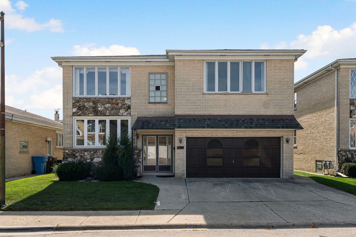 Foto principal - 8427 W Windsor Ave