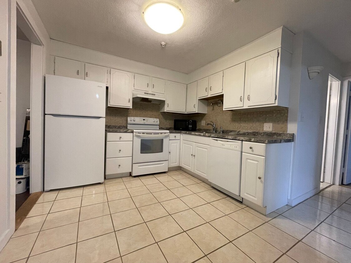 Foto principal - Charming 1-bedroom condo ideal for commute...