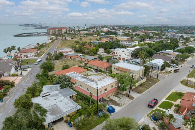 Vista del noroeste del contexto - 542 W Polk St
