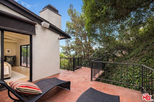 Building Photo - 9305 Beverlycrest Dr