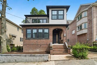 Building Photo - 423 Aurora Ave