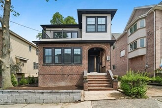 Building Photo - 423 Aurora Ave