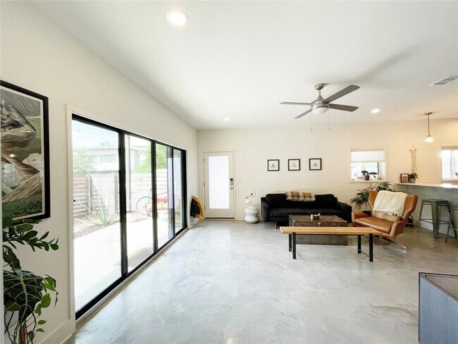 Foto del edificio - 2101 Montopolis Dr