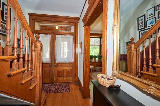 Foto del edificio - 1049 N Hoyne Ave