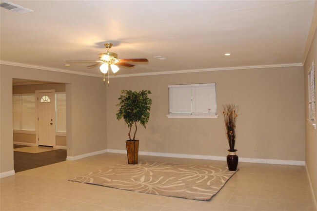 Building Photo - 9306 Lugary Dr