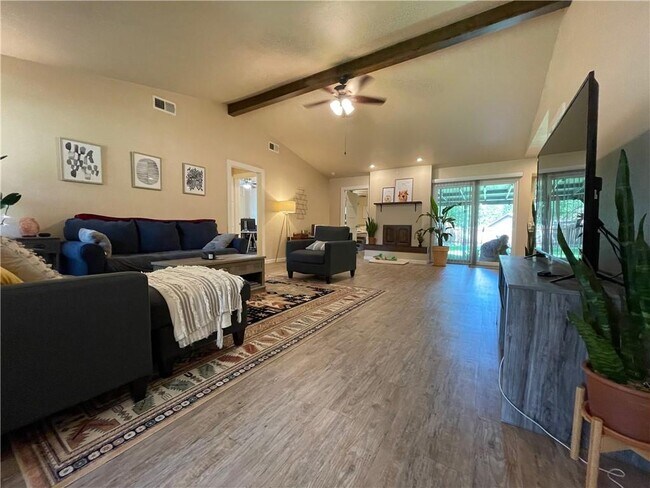 Foto del edificio - 7110 Whispering Winds Dr