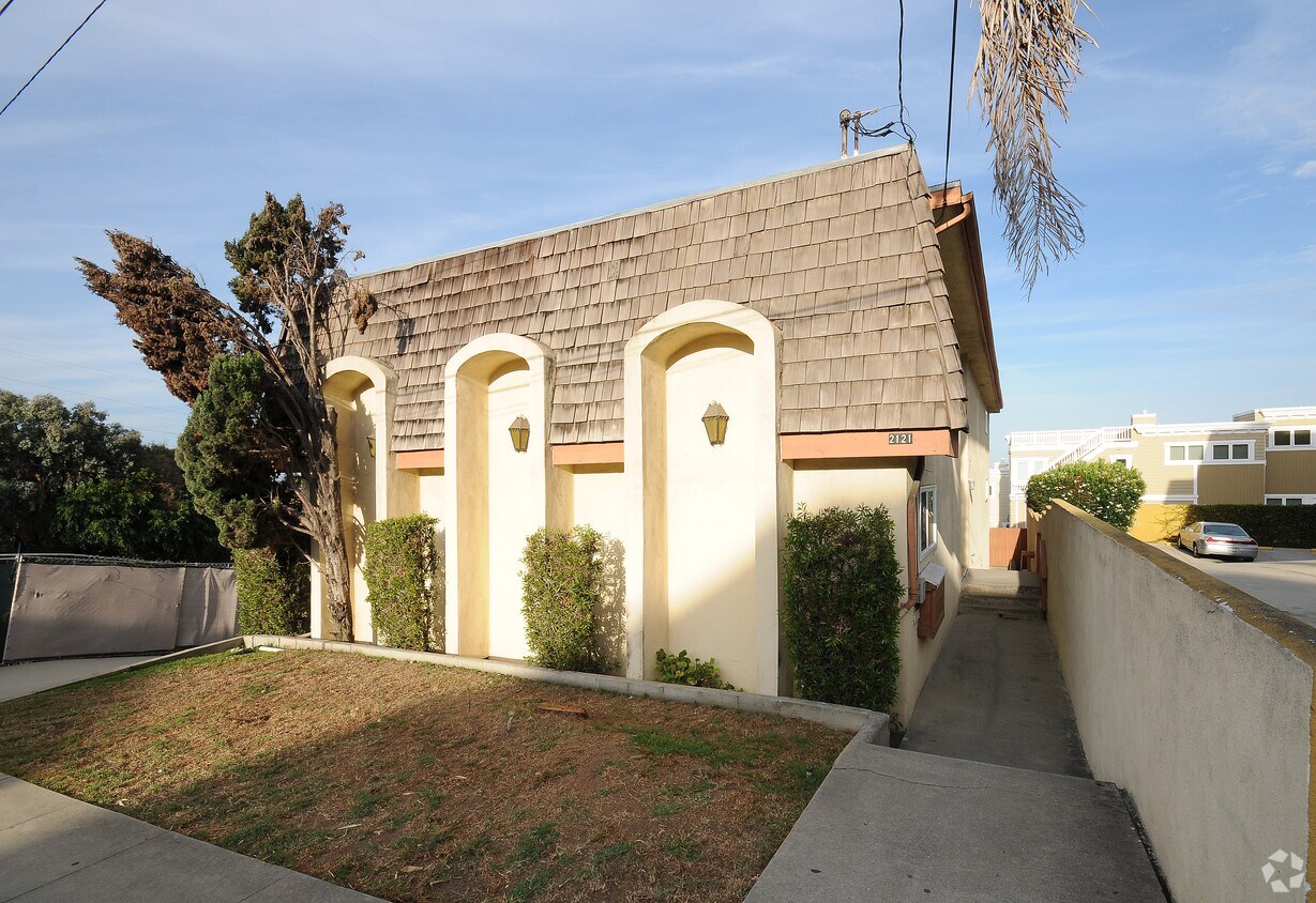 Building Photo - 2121 Pacific Coast Hwy