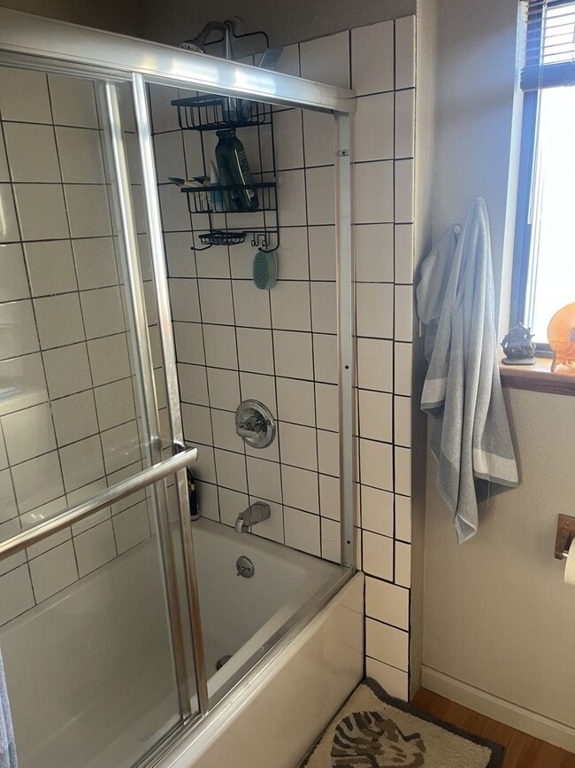 Building Photo - Charming 1 Bedroom/1 Bath Apartment