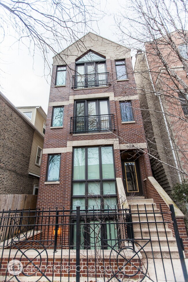 Building Photo - 928 N Wood St