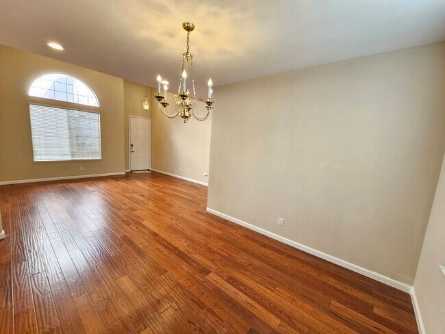 Foto del edificio - Charming 4 Bed 3 Bath Townhome near Santana Row Available Now!!
