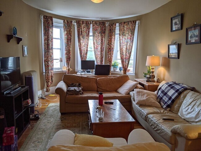 Foto del edificio - Very Nice 3 bed 1.5 Bath in Coolidge Corner....