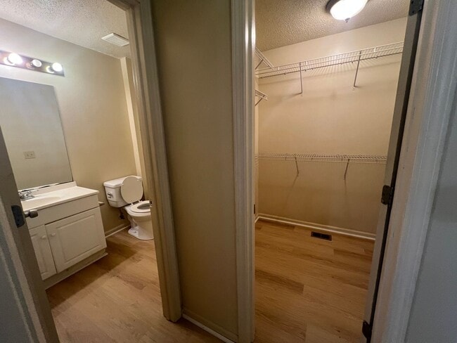 Foto del edificio - 4 bedroom 4 bathroom off Veterans Memorial...