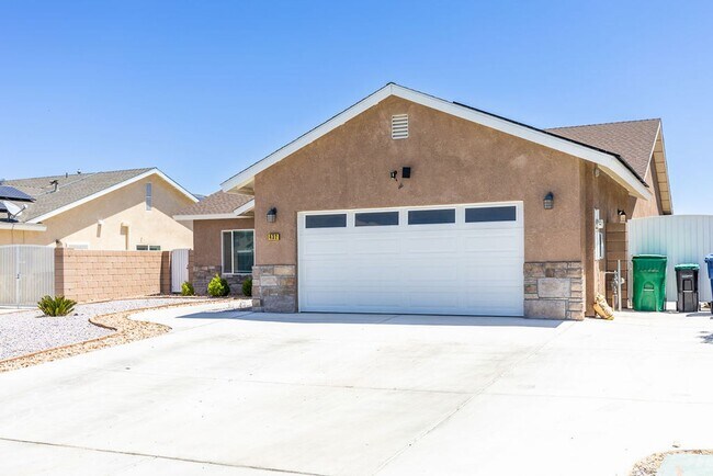 Building Photo - Beautiful 4 bed, 2 bath NW home w/ PAID SO...