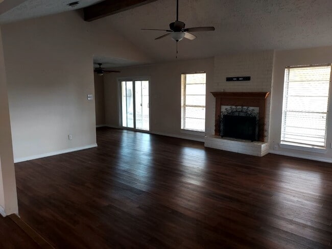 Building Photo - 1924 Myrna Ln