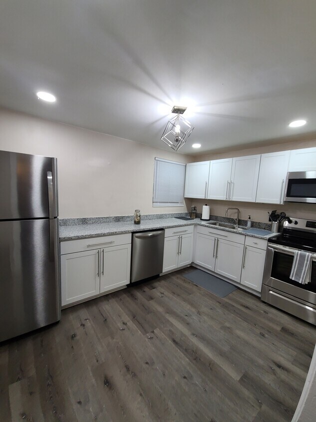 Foto principal - 238 E 7th St
