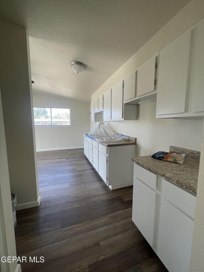 Foto del edificio - 4449 Finch Way