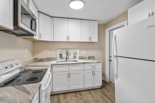 Foto del edificio - REDUCED Rent $1995.00.... 3 bed/2 bath Split Level, NEW downstairs addition, lots of extras *READ...