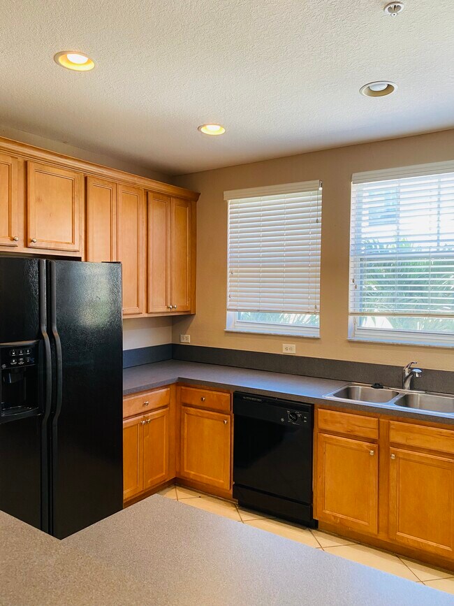 Building Photo - 833 Millbrae Ct